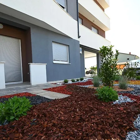 Greenescape Apartment *